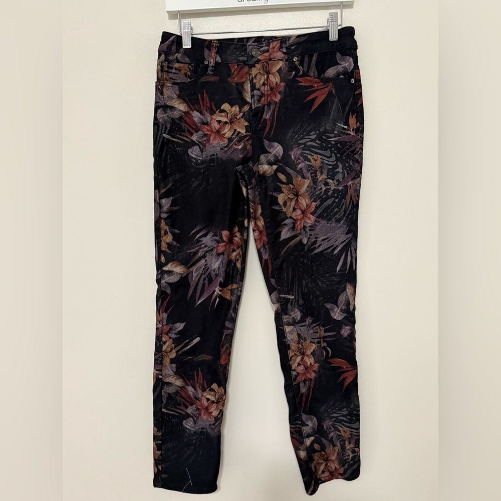 Chico’s black floral print so slimming girlfriend slim ankle jean in size 2